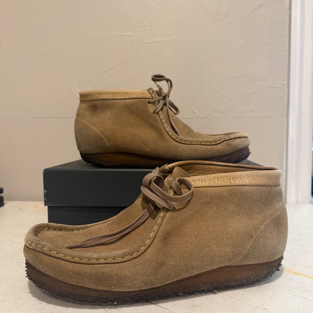 Clarks Wallabee Boots Mens 8.5 Sand Suede Fair 15405 Moccasin Crepe Sole Tan
